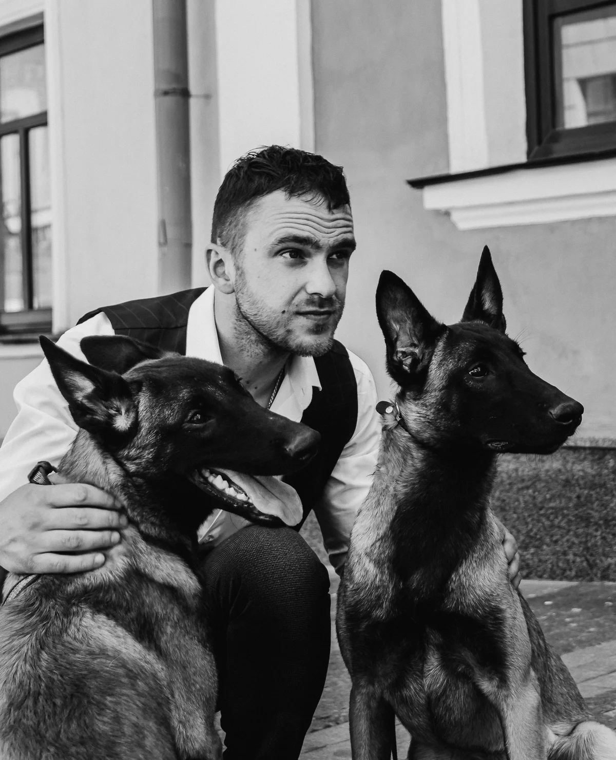 Denis z dwoma psami