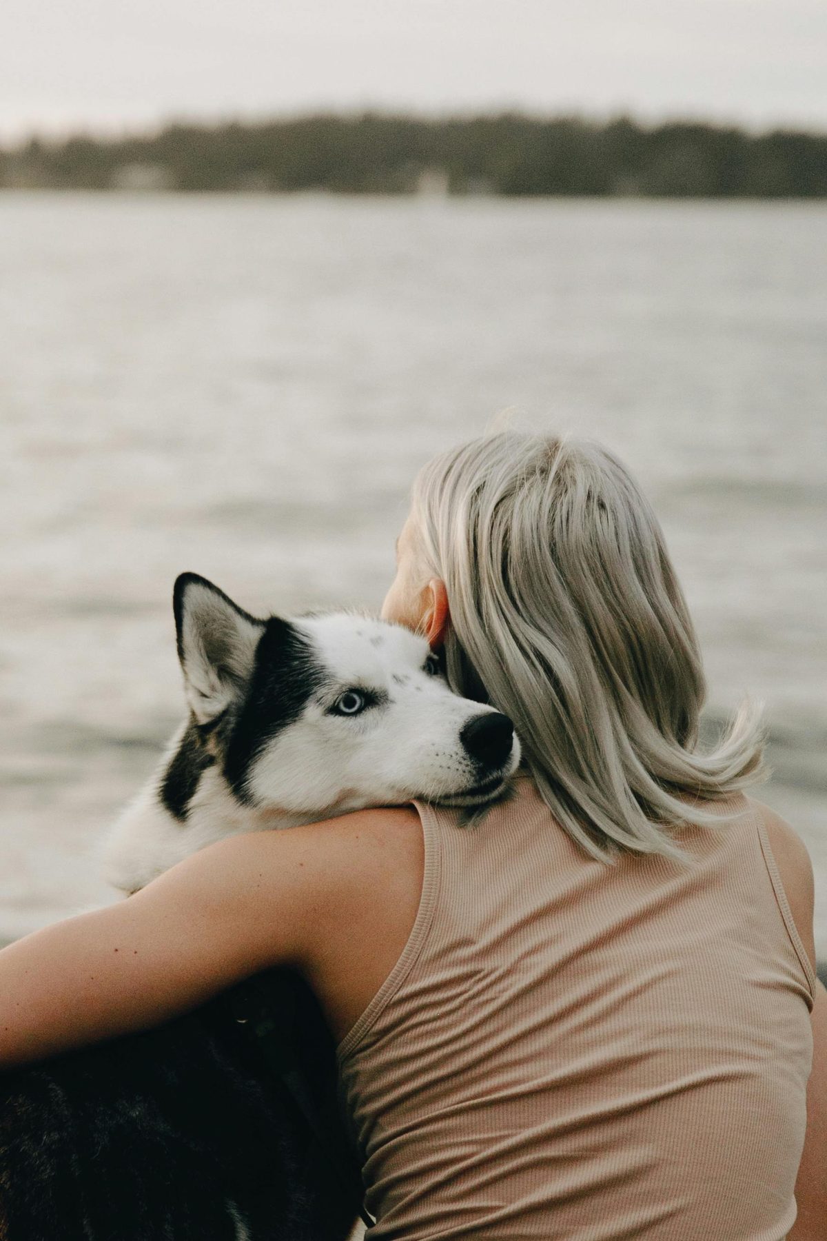 Kobieta przytulająca psa po adopcji