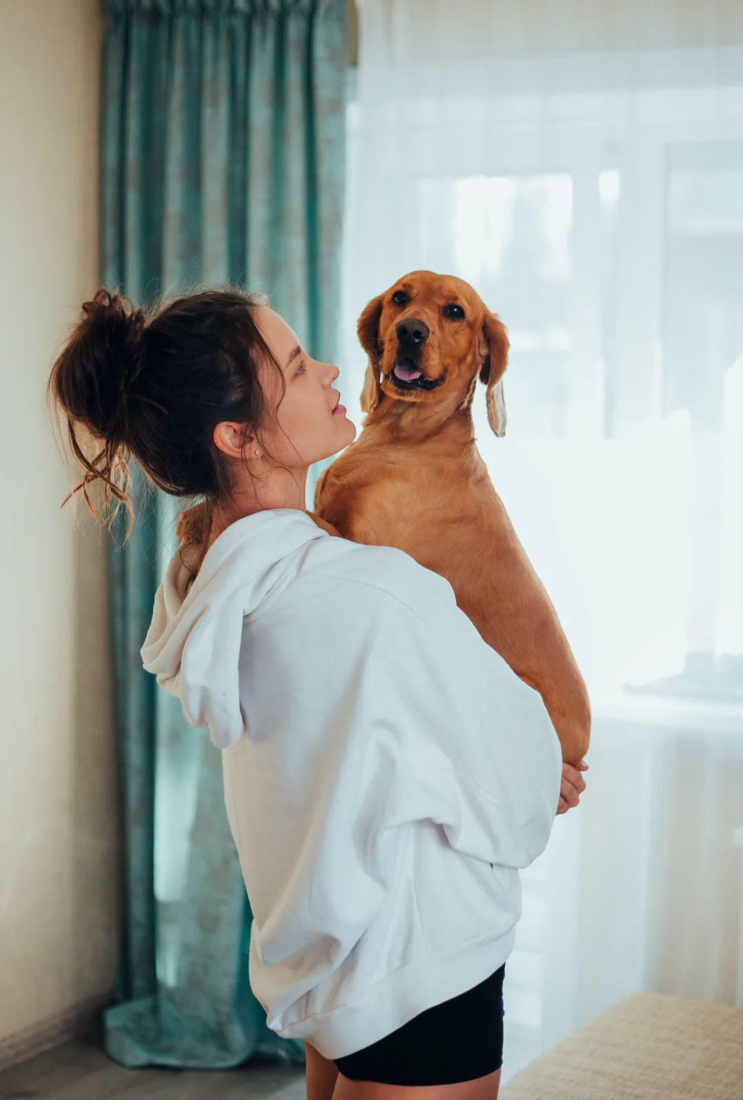 Petsitter Alvis z psem podczas spotkania zapoznawczego