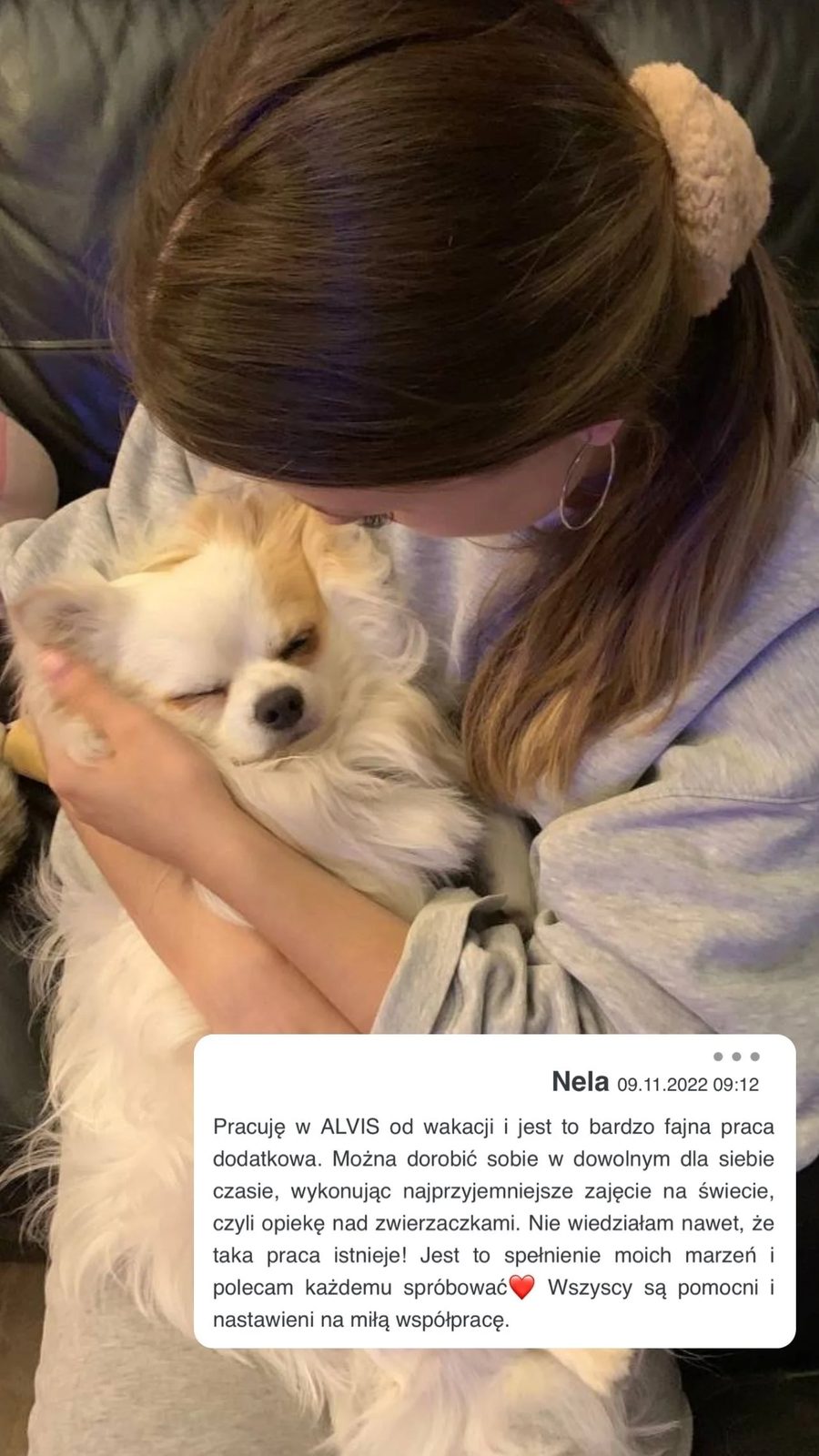 Opiekun Alvis podczas wizyty domowej u psa