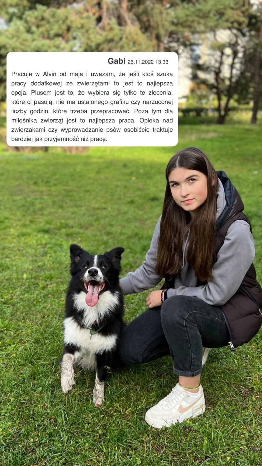 Opiekunka Alvis przytula psa podczas opieki