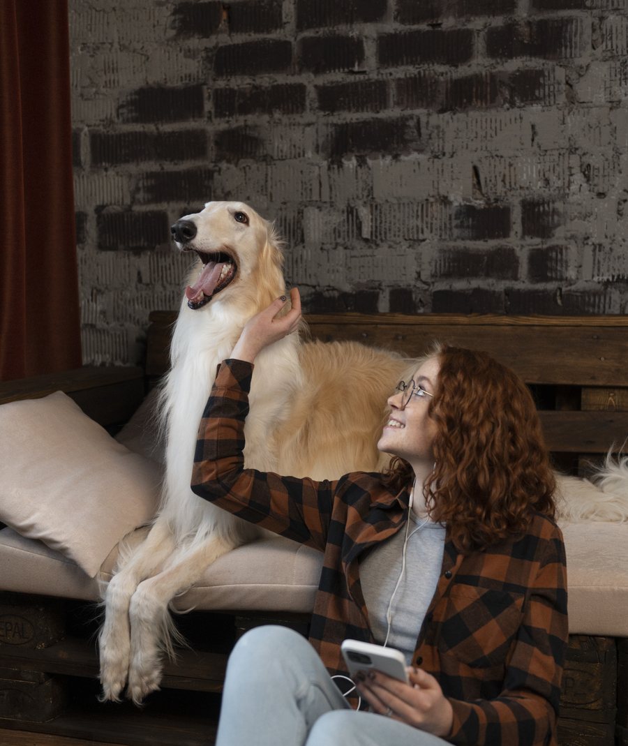 Opiekunka Alvis z psem w domu właściciela
